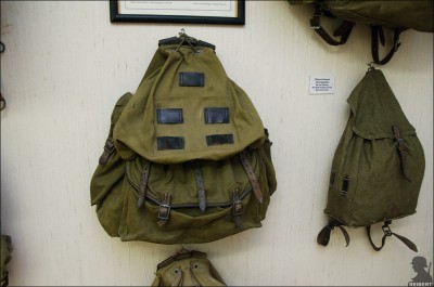  перешитыми петлями на клапане и малый штурмовой рюкзак, использовавшийся, когда обычный рюкзак оставался в лагере или в обозе 2МВ.jpg