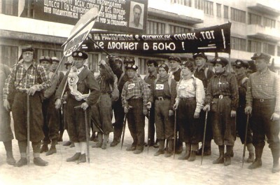  1936 года. На транспорантах уже лозунги о войне и врагах..jpg