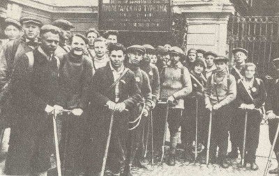  выходят на первомайскую демонстрацию. 1933 г.jpg