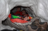 Ночевка в снежной пещере Андрей, Валентин, Стас (Пух), Саша (Kelivan), Таня (HOMSTER)
