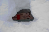Стас (Вини-Пух) отдых в снежной пещере 2