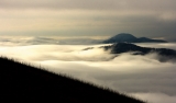 Море тумана а в далеке гора Псиф